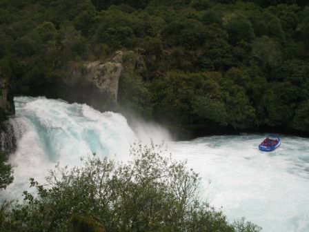 Huka Falls depuis plus loin, avec un bateau de touriste à ses pieds, Taupo, Nouvelle-Zélande, IMG_3698.JPG